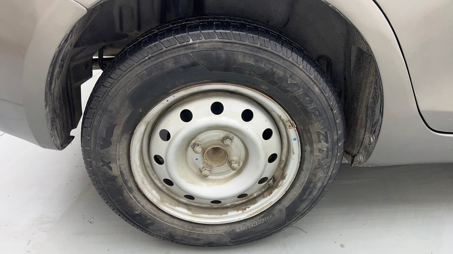 Used 2015 Maruti Suzuki Swift Dzire LXI (O) Petrol Manual tyres RIGHT REAR TYRE RIM VIEW