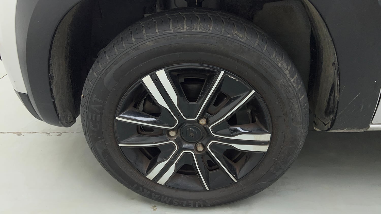 Used 2022 Renault Kwid CLIMBER AMT Petrol Automatic tyres LEFT FRONT TYRE RIM VIEW