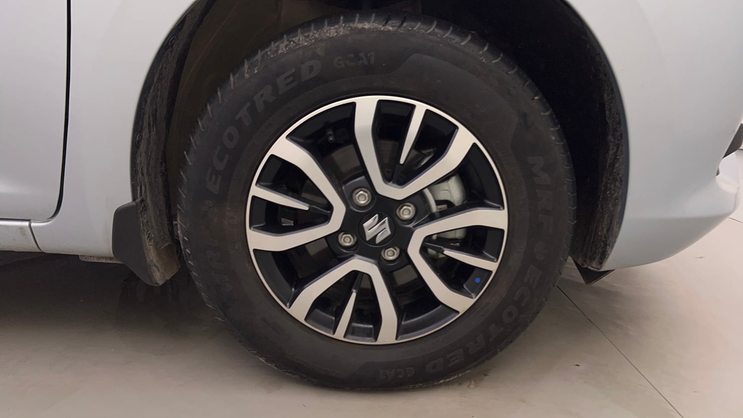 Used 2026 Maruti Suzuki Swift VXi (O) Petrol Manual tyres RIGHT FRONT TYRE RIM VIEW