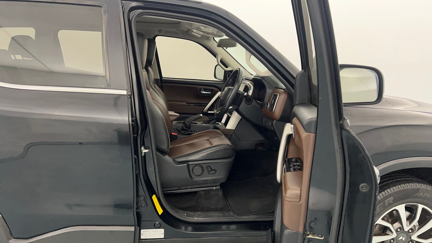Used 2022 Mahindra Scorpio N Z8 L Petrol AT 7 STR Petrol Automatic interior RIGHT SIDE FRONT DOOR CABIN VIEW