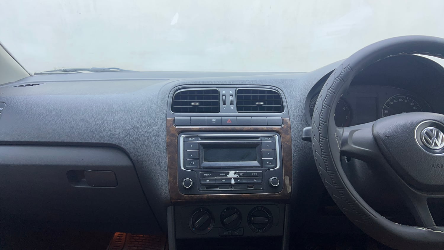 Used 2014 Volkswagen Polo Comfortline 1.2L (P) Petrol Manual interior MUSIC SYSTEM & AC CONTROL VIEW