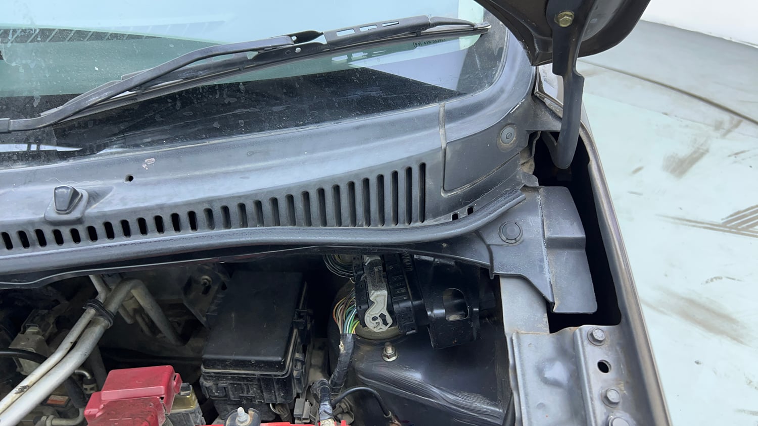 Used 2014 Maruti Suzuki Wagon R VXI Petrol Manual engine ENGINE LEFT SIDE HINGE & APRON VIEW
