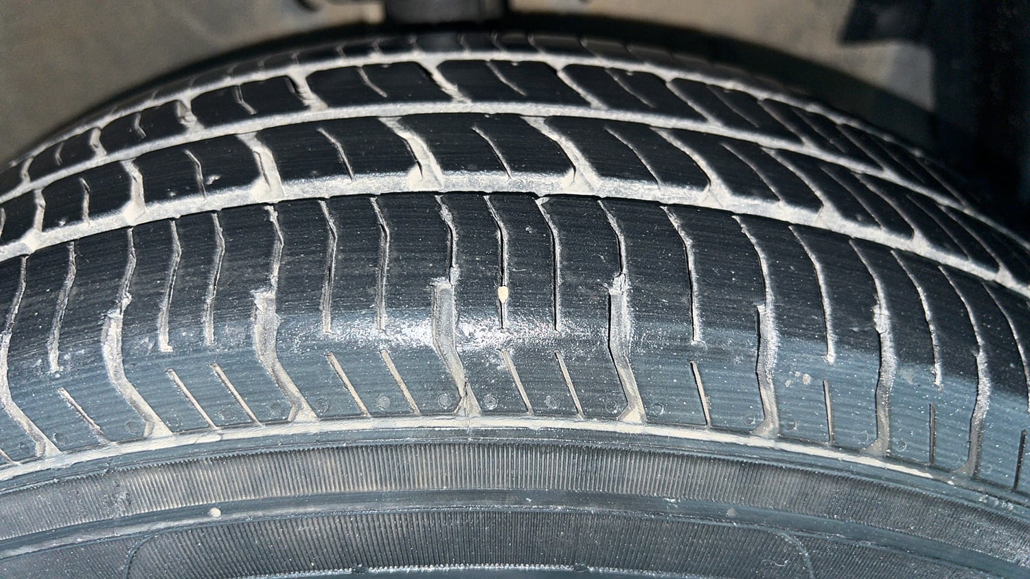 Used 2015 Maruti Suzuki Swift Dzire LXI (O) Petrol Manual tyres RIGHT FRONT TYRE TREAD VIEW