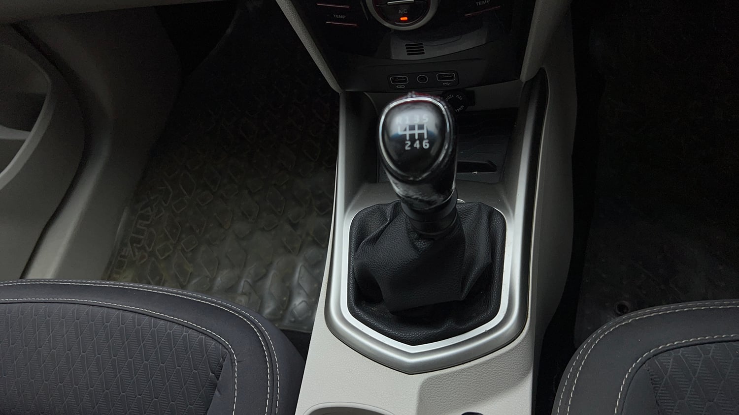Used 2021 Mahindra XUV 300 W8 1.2 Petrol Petrol Manual interior GEAR  KNOB VIEW