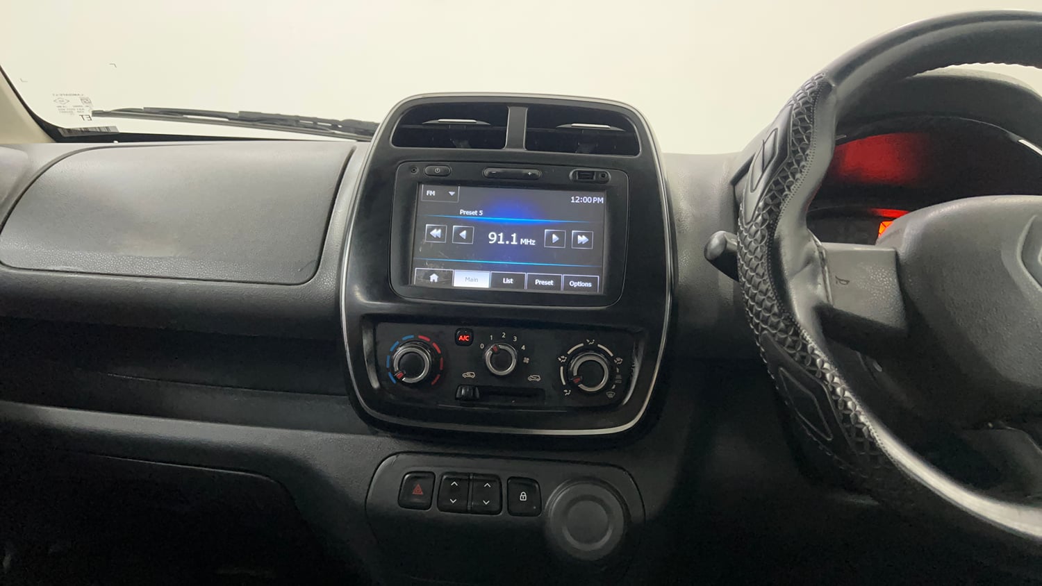 Used 2017 Renault Kwid RXT Petrol Manual interior MUSIC SYSTEM & AC CONTROL VIEW