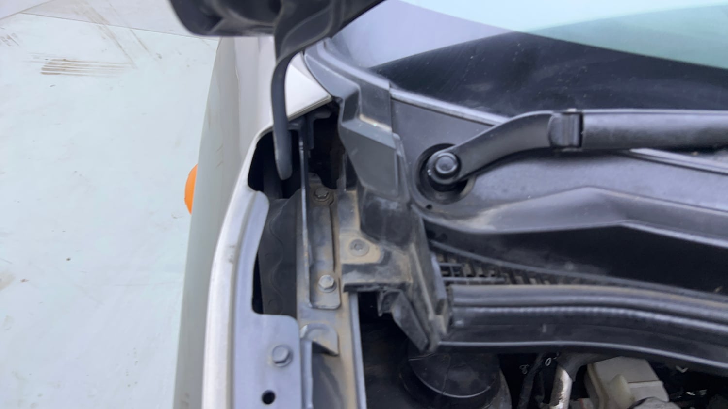 Used 2021 Maruti Suzuki Wagon R 1.0 VXi (O) 1.0 Petrol Manual engine ENGINE RIGHT SIDE HINGE & APRON VIEW