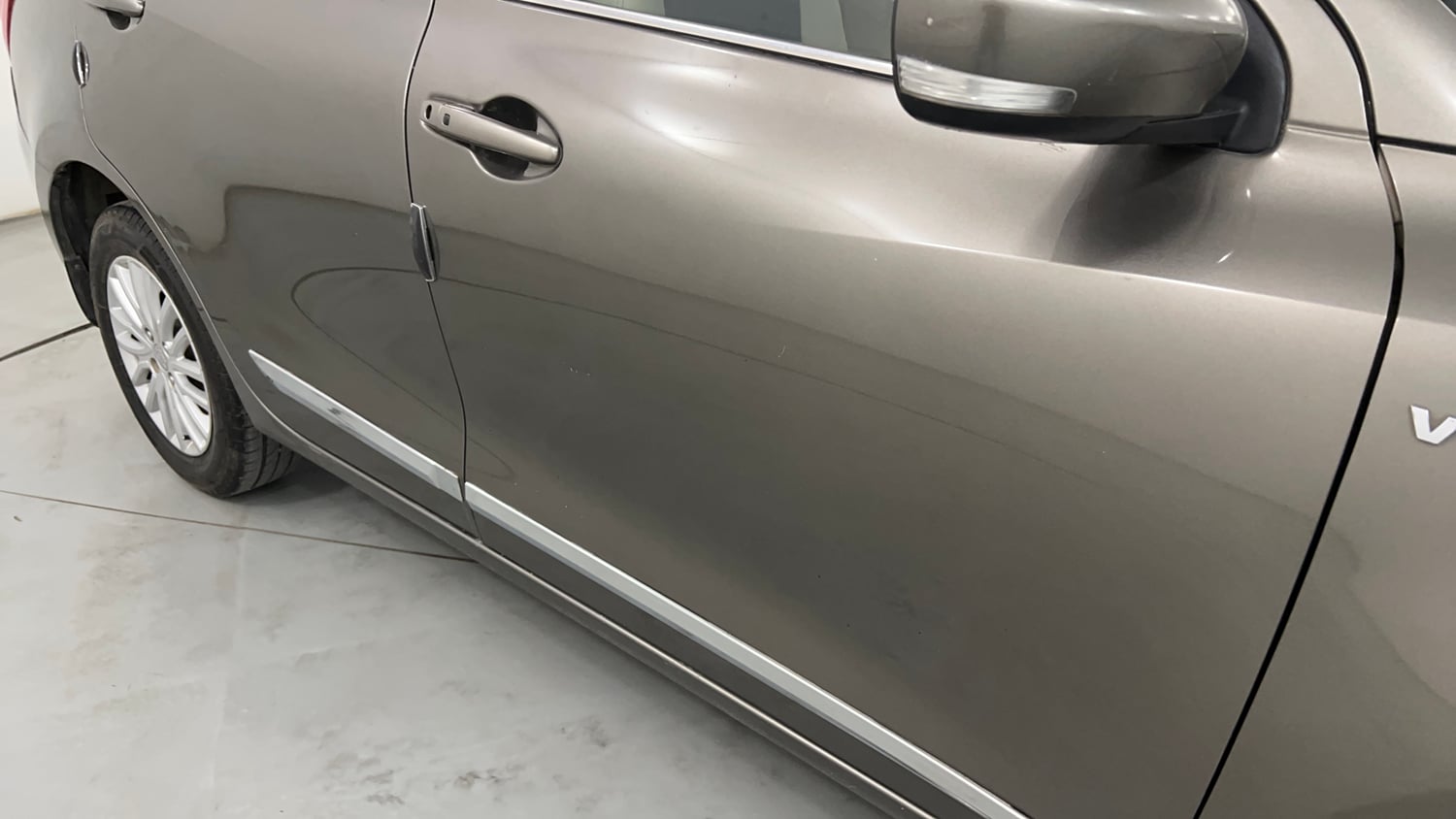 Used 2017 Maruti Suzuki Dzire ZXi AMT Petrol Automatic dents MINOR SCRATCH