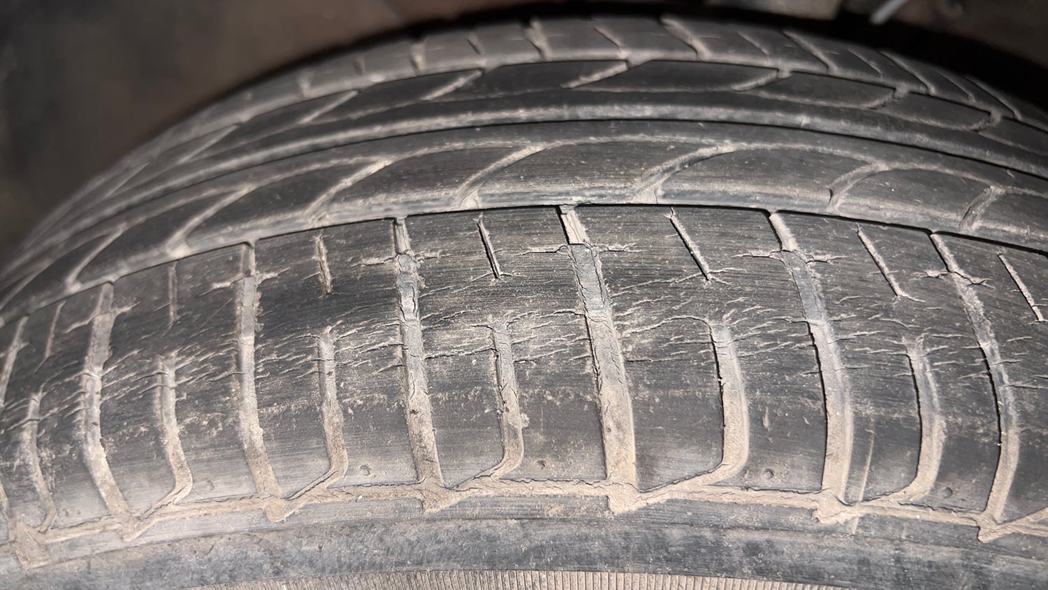 Used 2016 Hyundai Elite i20 Sportz 1.2 Petrol Manual tyres LEFT FRONT TYRE TREAD VIEW