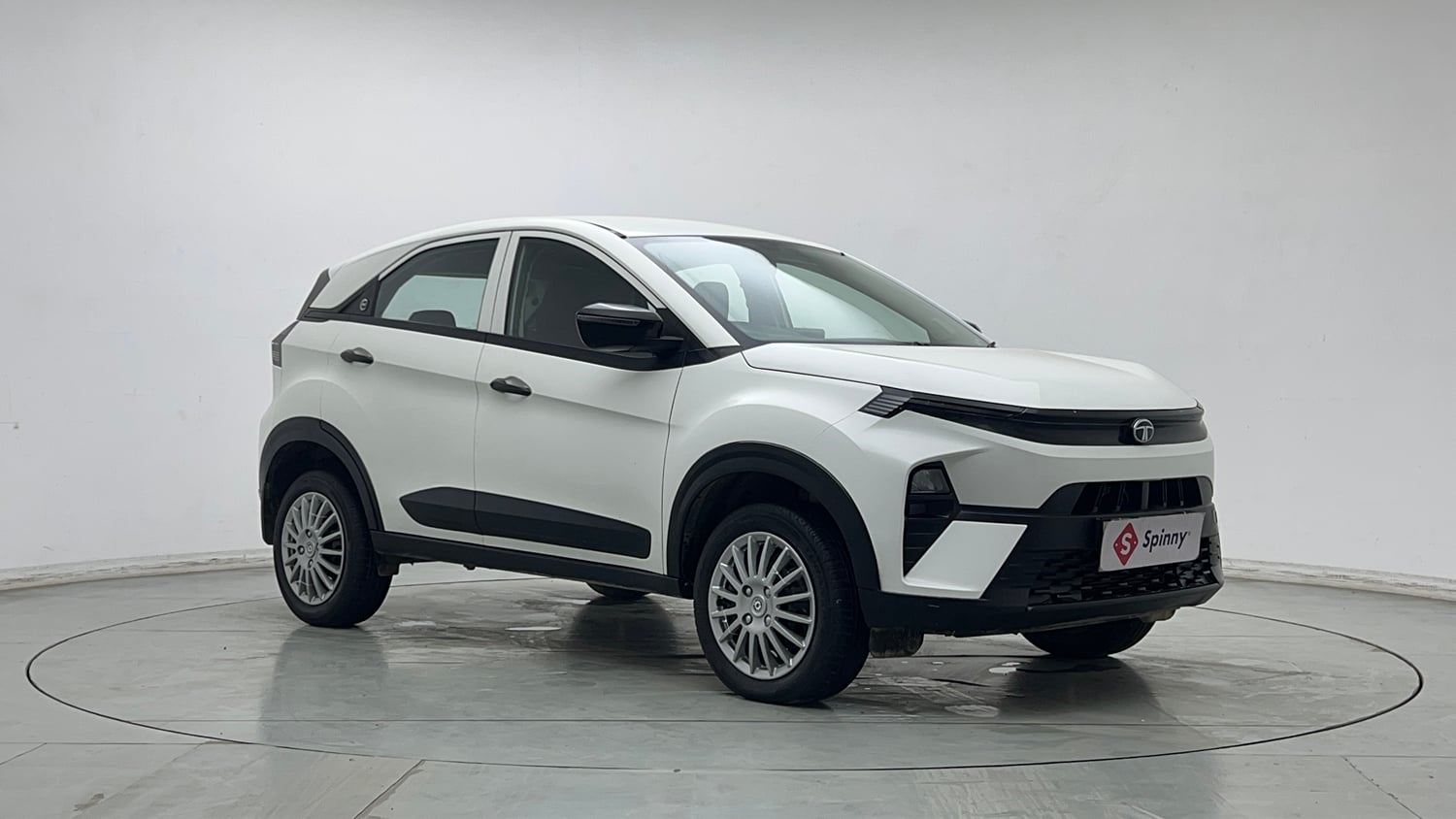 Used 2024 Tata Nexon Smart Plus 1.2 Petrol 6AMT Petrol Automatic exterior RIGHT FRONT CORNER VIEW