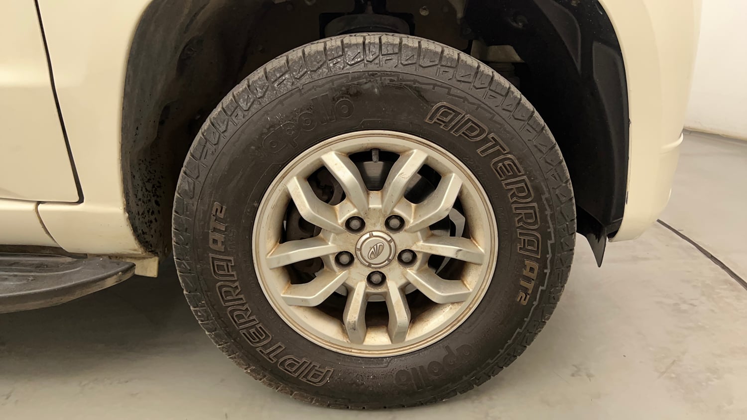 Used 2016 Mahindra TUV300 T8 Diesel Manual tyres RIGHT FRONT TYRE RIM VIEW