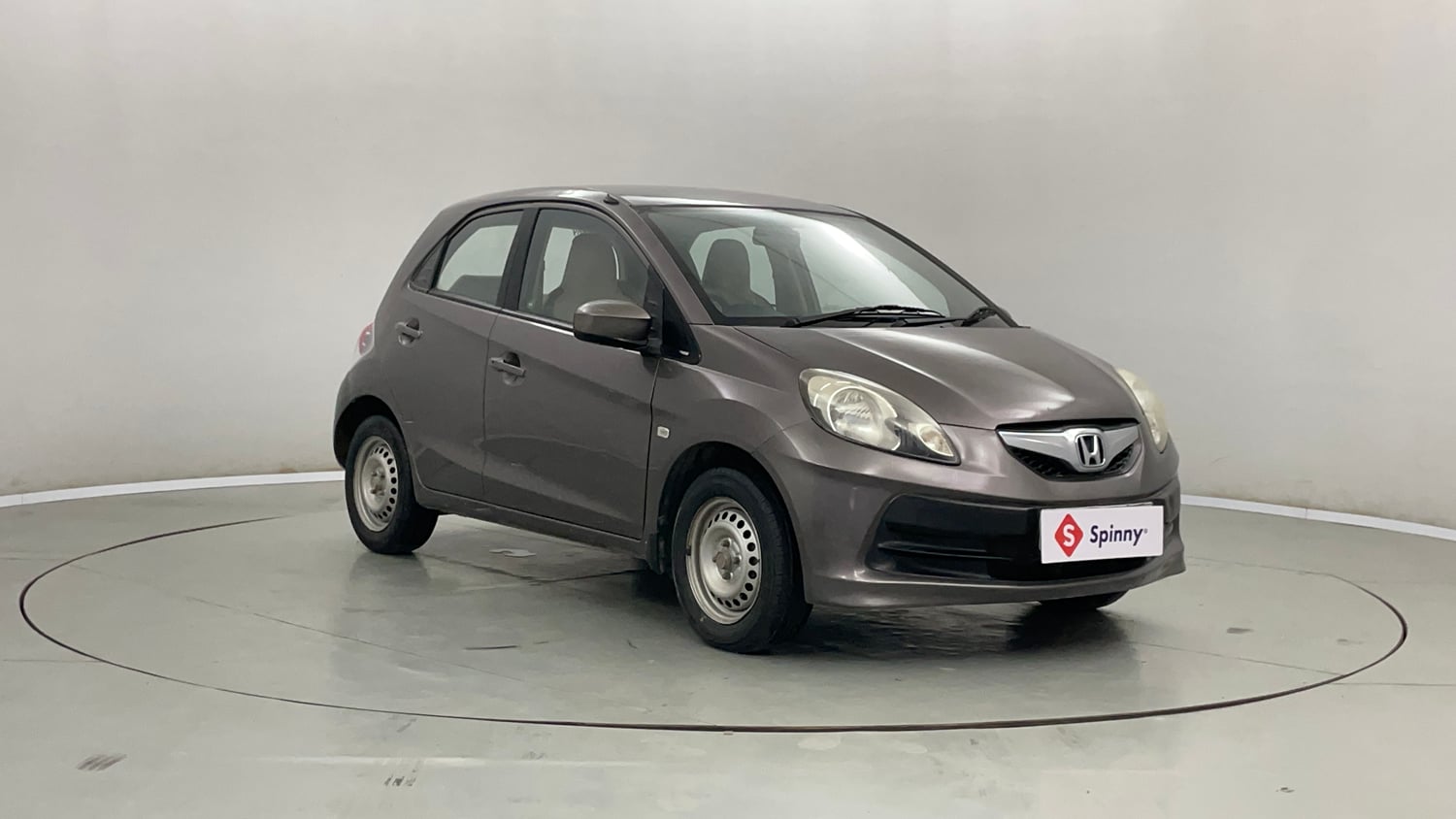 Used 2013 Honda Brio E MT Petrol Manual exterior RIGHT FRONT CORNER VIEW