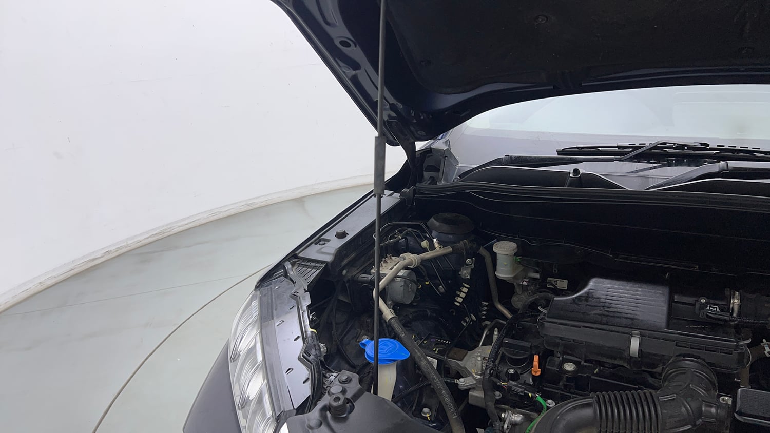 Used 2023 Maruti Suzuki Grand Vitara Alpha Smart Hybrid AT Petrol Automatic engine ENGINE RIGHT SIDE HINGE & APRON VIEW