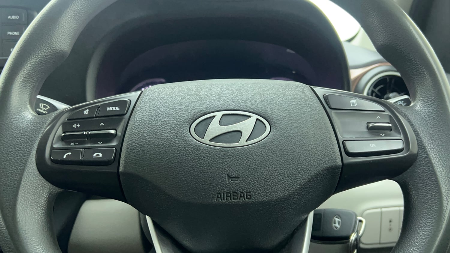 Used 2023 Hyundai Aura S 1.2 CNG Cng Manual top_features Steering mounted controls