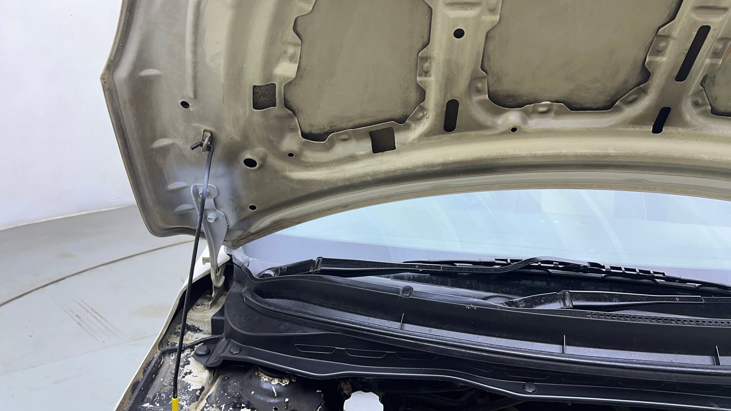 Used 2013 Hyundai i20 Sportz 1.2 Petrol Manual engine ENGINE RIGHT SIDE HINGE & APRON VIEW