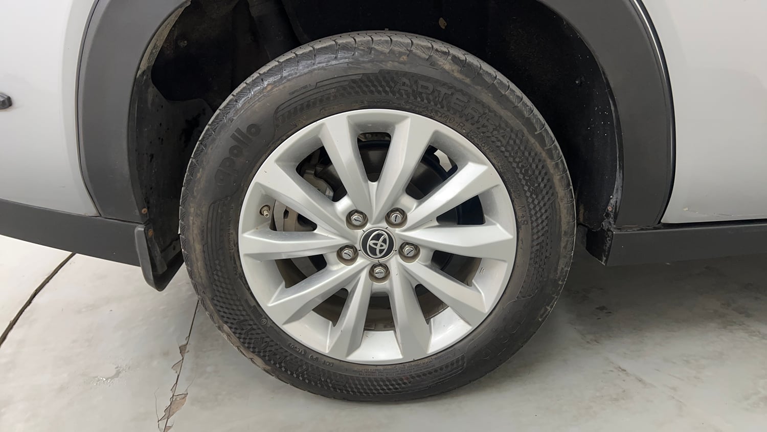 Used 2023 Toyota Innova Hycross VX Hybrid 8 STR Hybrid Automatic tyres RIGHT REAR TYRE RIM VIEW
