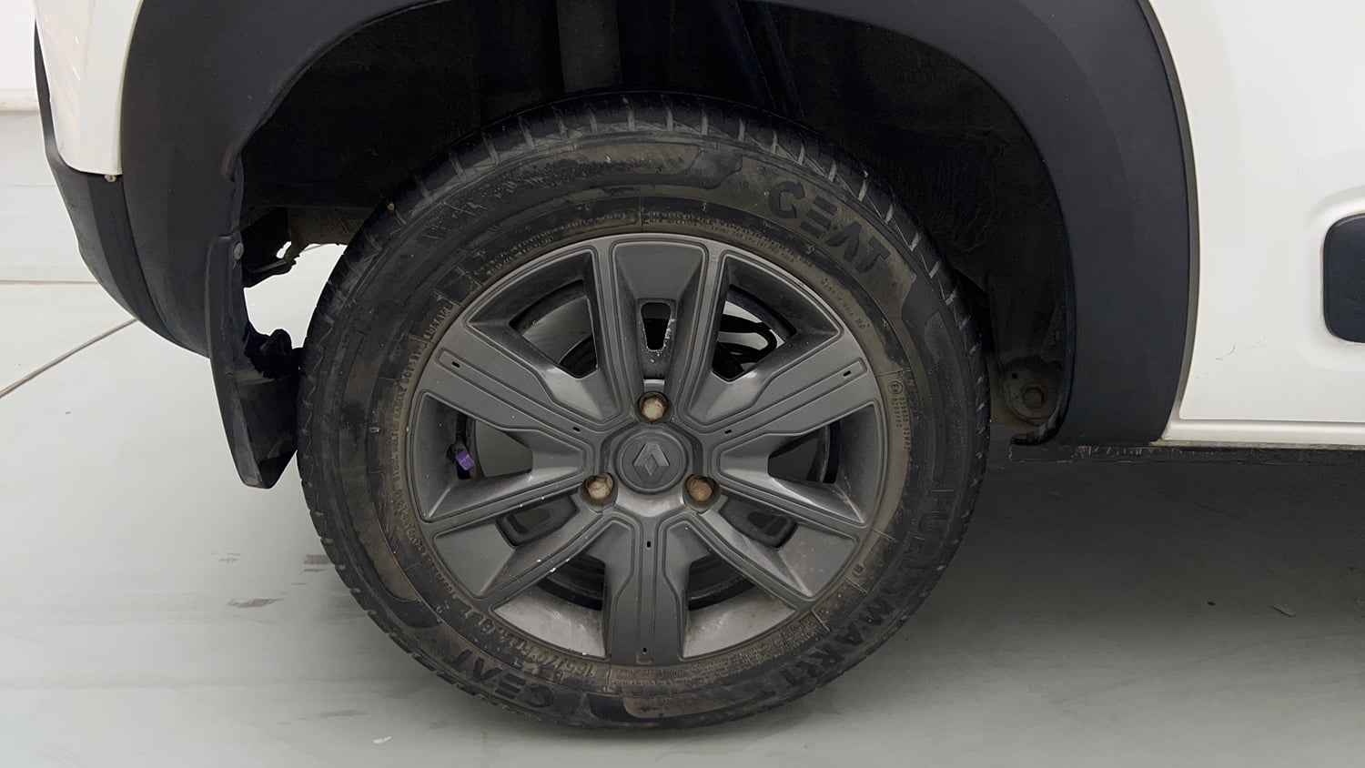 Used 2021 Renault Kwid CLIMBER 1.0 AMT Opt Petrol Automatic tyres RIGHT REAR TYRE RIM VIEW