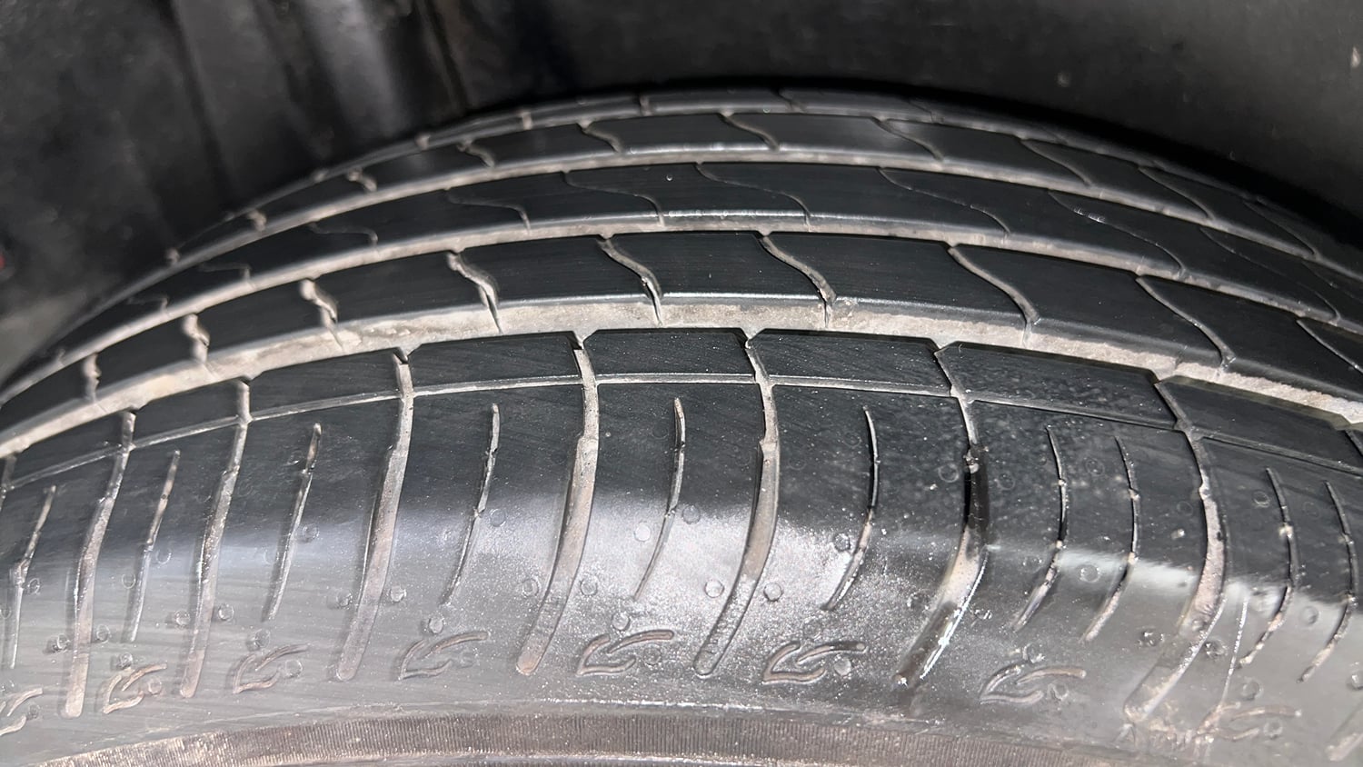 Used 2023 Maruti Suzuki Brezza Zxi Dual Tone Petrol Manual tyres RIGHT REAR TYRE TREAD VIEW