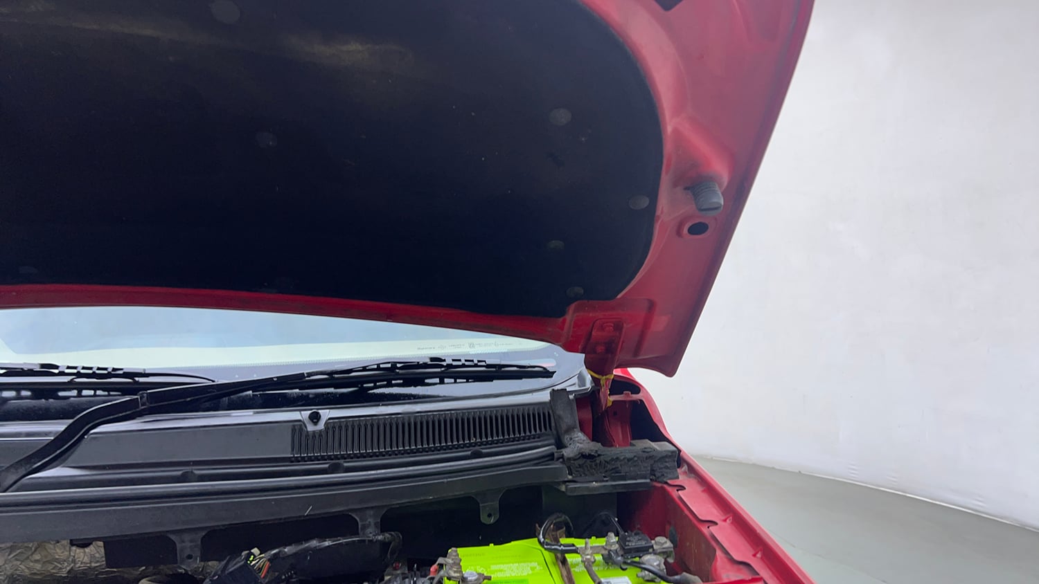 Used 2019 Mahindra TUV300 T6 Plus Diesel Manual engine ENGINE LEFT SIDE HINGE & APRON VIEW