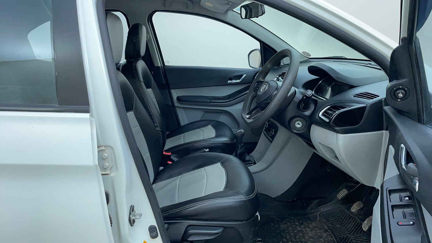 Used 2021 Tata Tiago XZ Plus Dual Tone Petrol Manual interior RIGHT SIDE FRONT DOOR CABIN VIEW