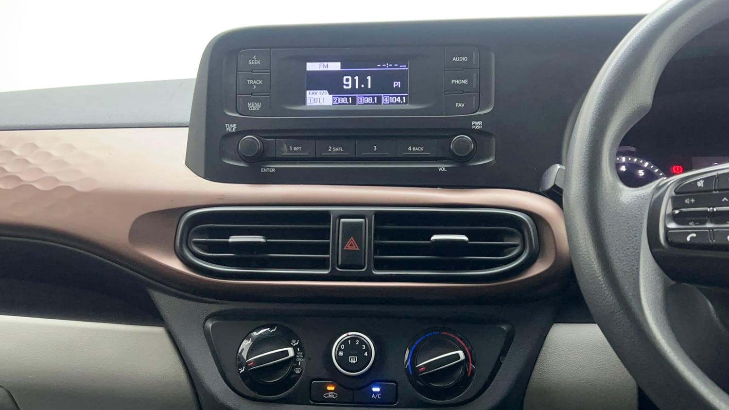 Used 2023 Hyundai Aura S 1.2 CNG Cng Manual interior MUSIC SYSTEM & AC CONTROL VIEW