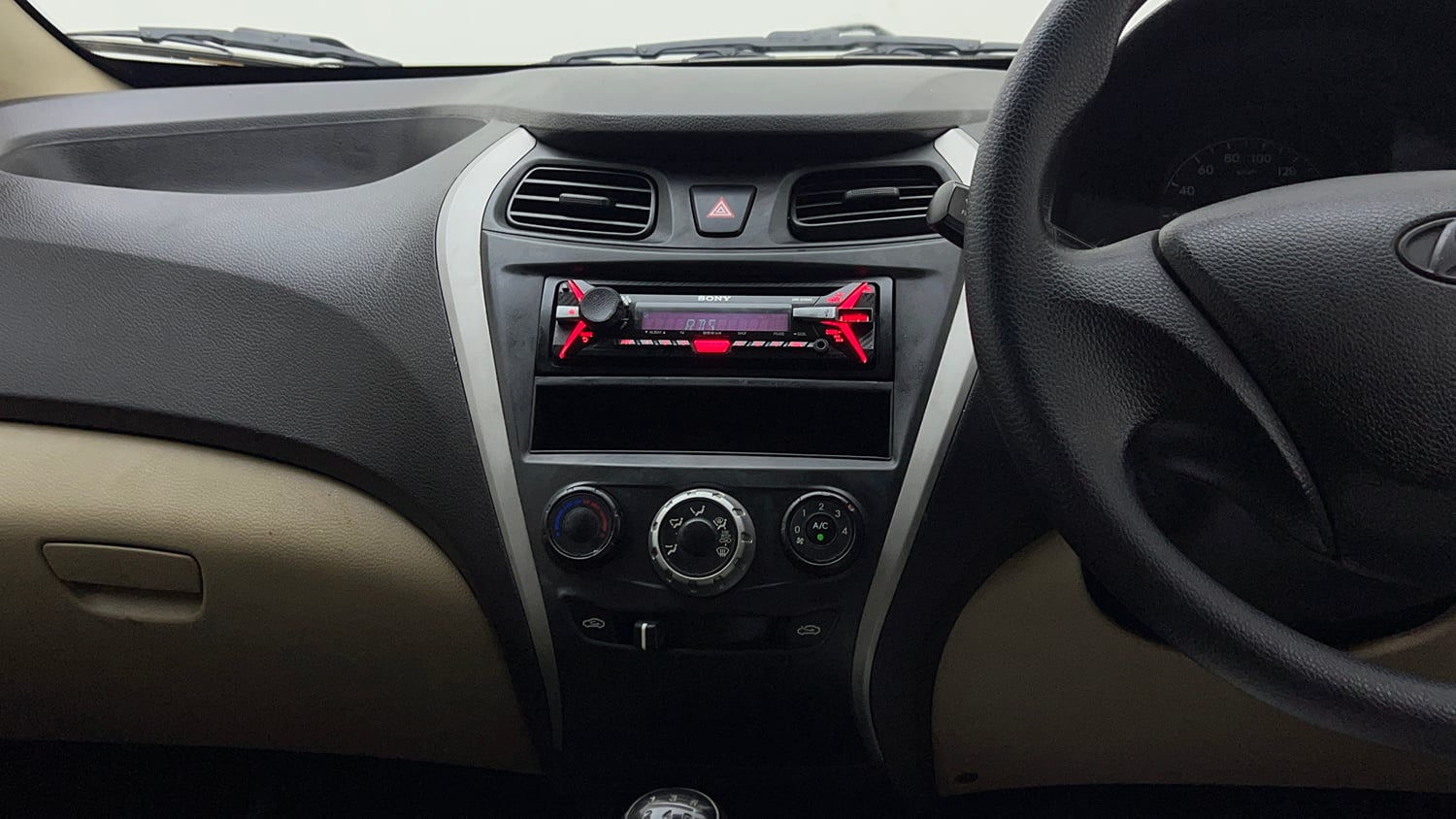 Used 2016 Hyundai Eon Era + Petrol Manual interior MUSIC SYSTEM & AC CONTROL VIEW