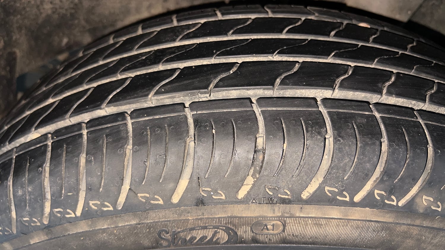Used 2021 Nissan Magnite XV Premium Turbo (O) CVT Dual Tone Petrol Automatic tyres LEFT REAR TYRE TREAD VIEW