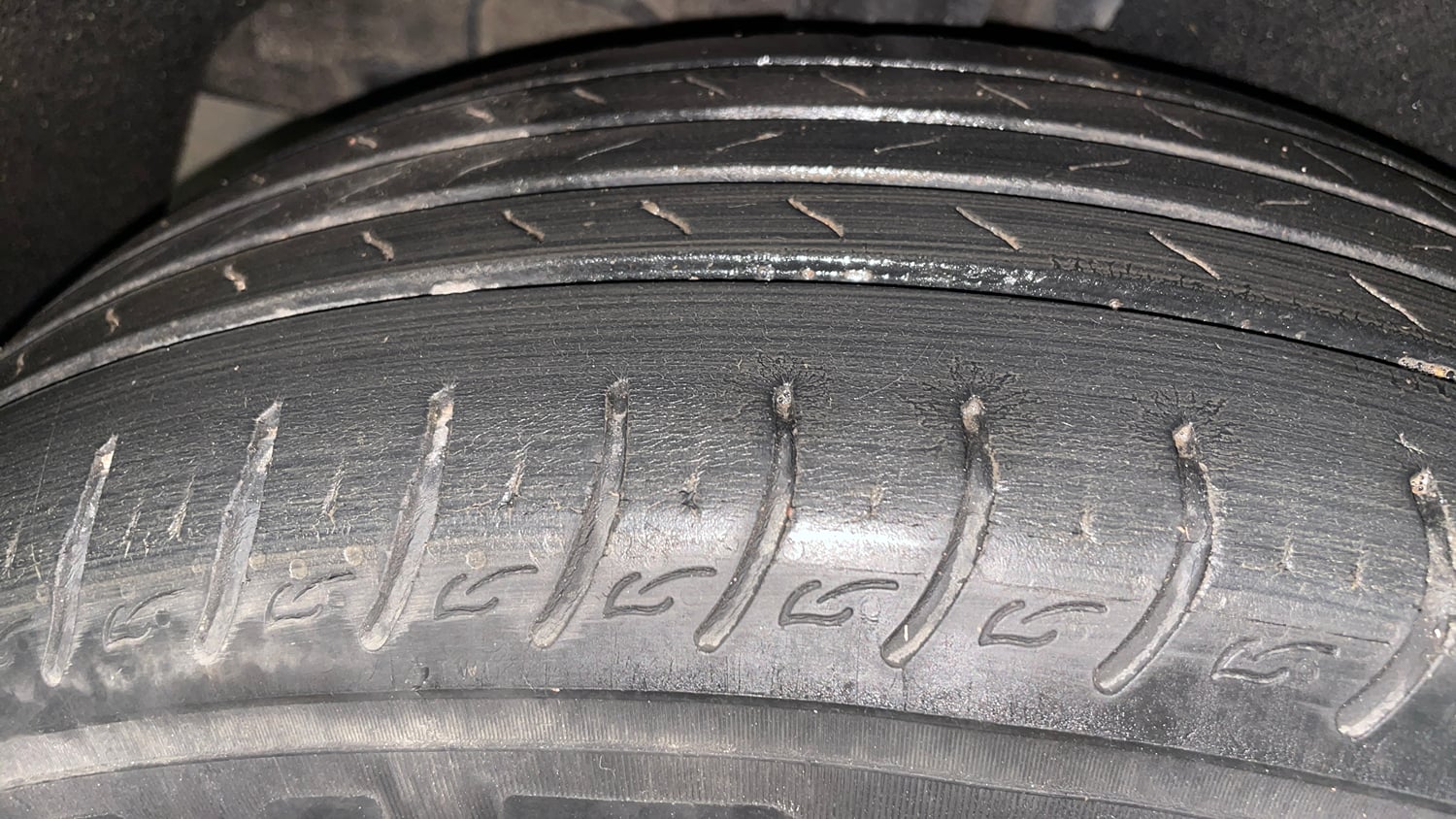 Used 2023 Kia Carens Premium 1.4 Petrol 7 STR Petrol Manual tyres RIGHT REAR TYRE TREAD VIEW