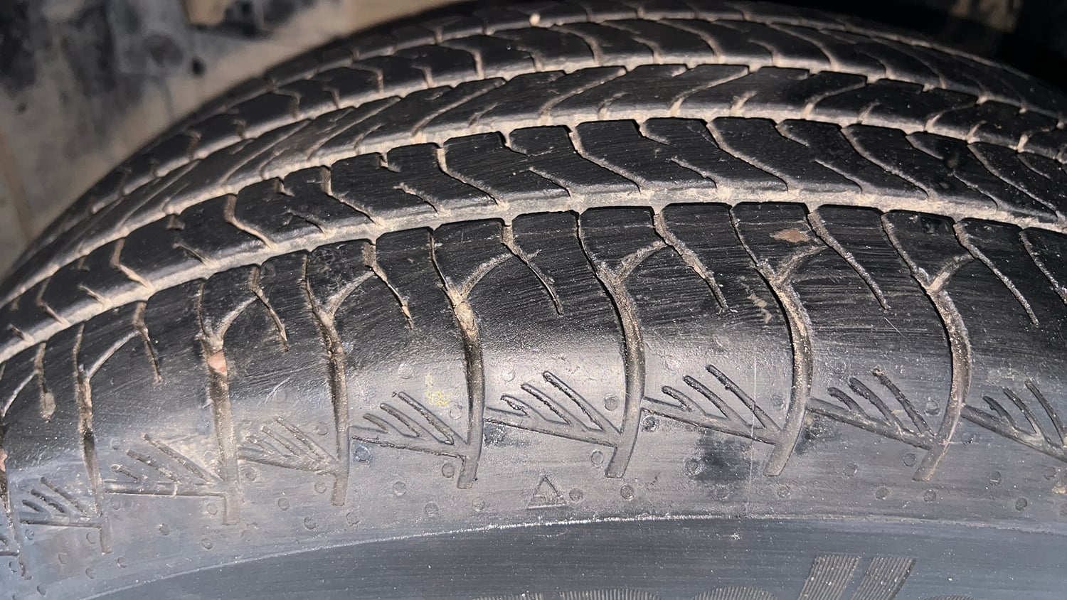 Used 2023 Maruti Suzuki Grand Vitara Alpha Smart Hybrid AT Petrol Automatic tyres LEFT FRONT TYRE TREAD VIEW