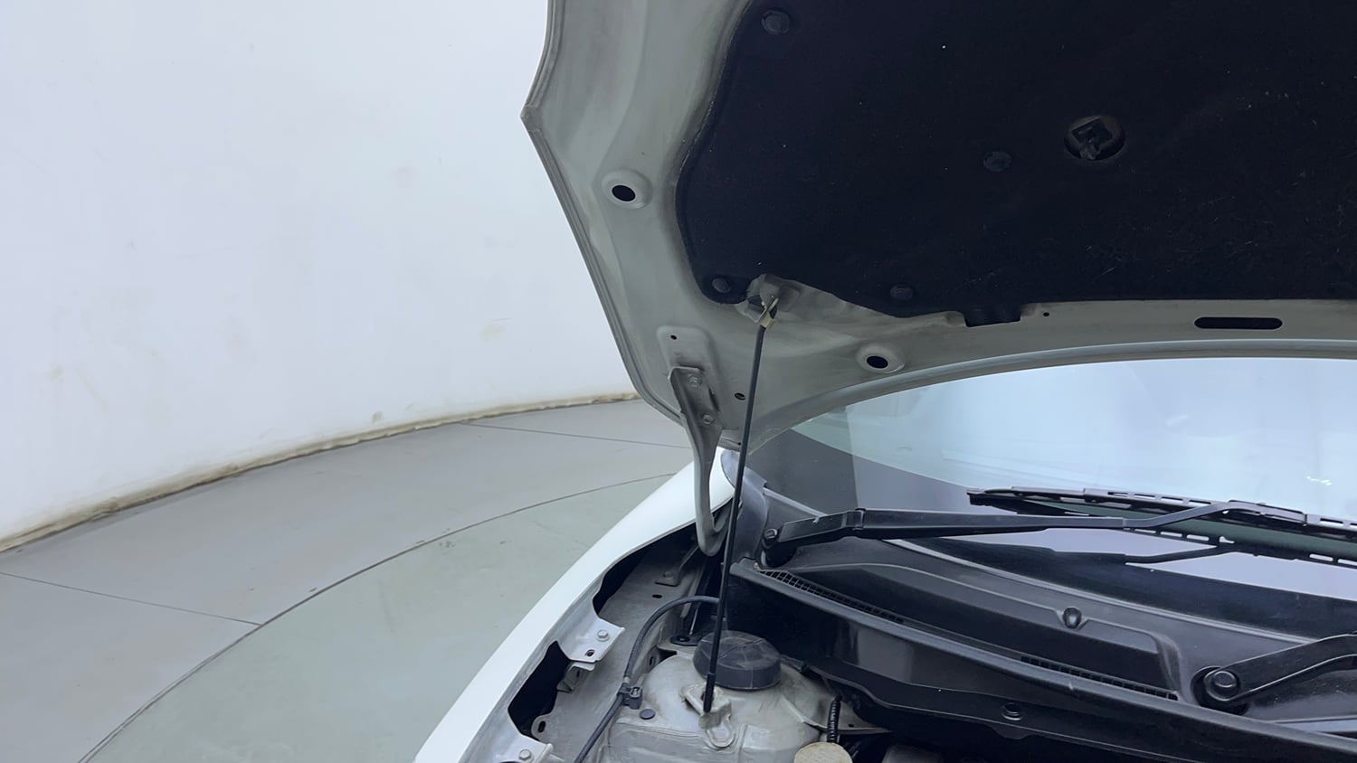 Used 2017 Maruti Suzuki Dzire VXi Petrol Manual engine ENGINE RIGHT SIDE HINGE & APRON VIEW