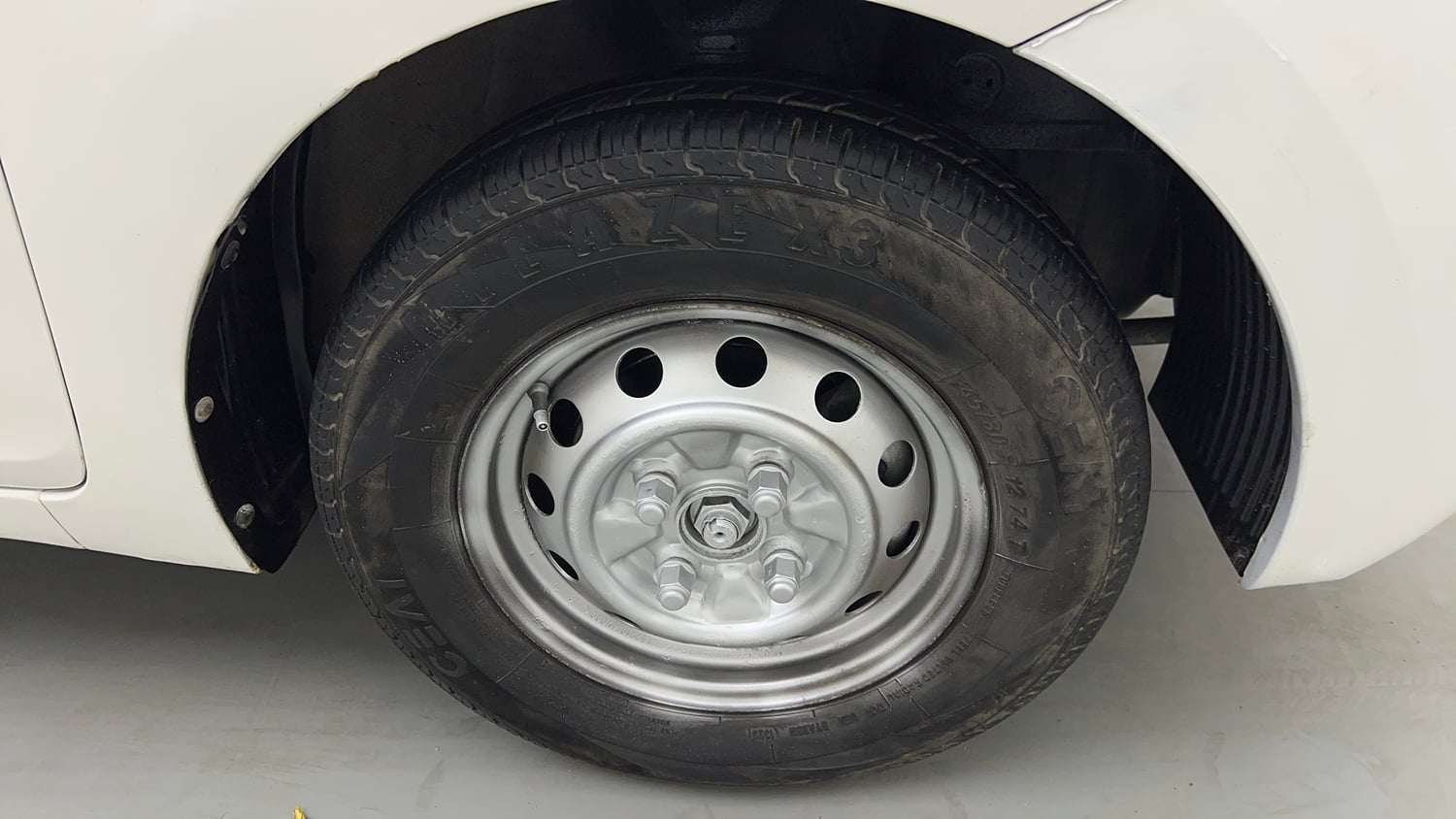 Used 2016 Hyundai Eon Era + Petrol Manual tyres RIGHT FRONT TYRE RIM VIEW