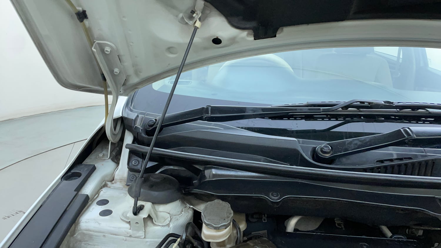 Used 2020 Maruti Suzuki Ciaz Delta Hybrid 1.5 AT Petrol Automatic engine ENGINE RIGHT SIDE HINGE & APRON VIEW