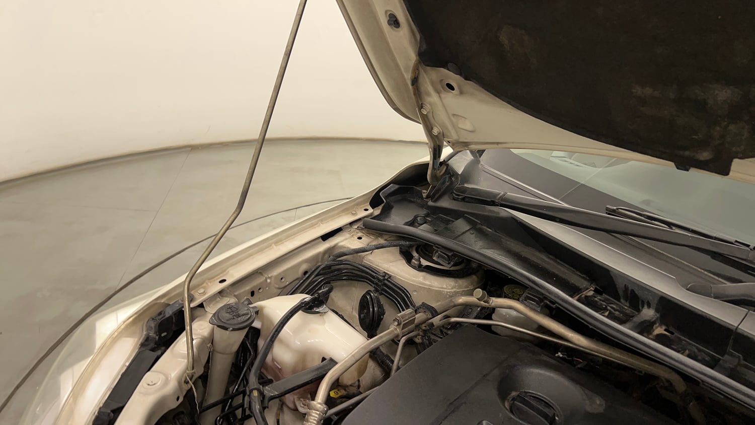 Used 2013 Toyota Corolla Altis 1.8 G Petrol Manual engine ENGINE RIGHT SIDE HINGE & APRON VIEW