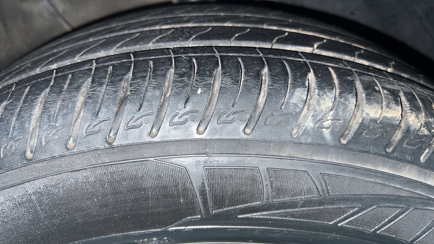 Used 2023 Kia Sonet GTX Plus 1.0 Turbo Petrol DCT Petrol Automatic tyres RIGHT FRONT TYRE TREAD VIEW