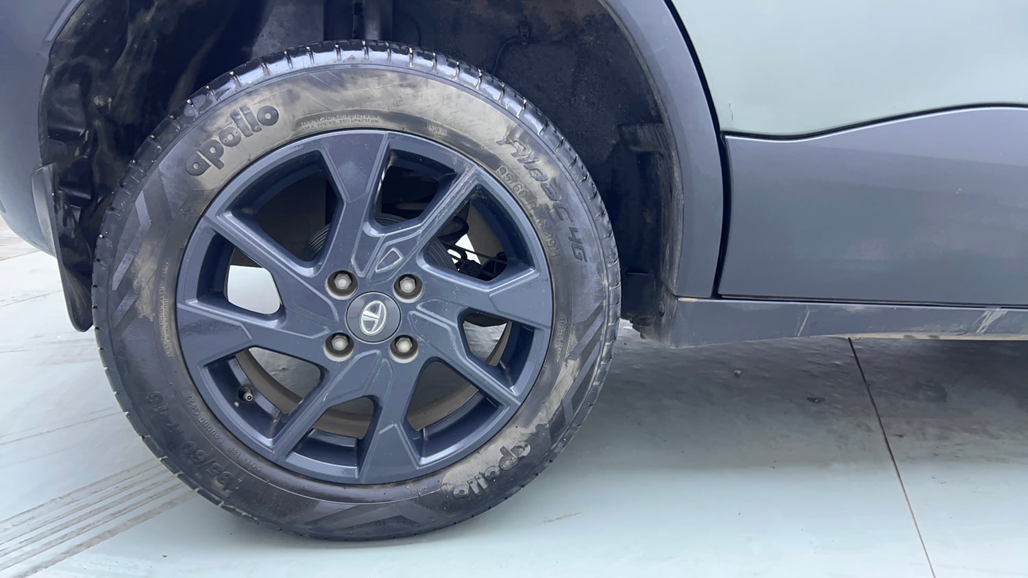 Used 2022 Tata Punch Camo Accomplished Dazzle AMT Petrol Automatic tyres RIGHT REAR TYRE RIM VIEW