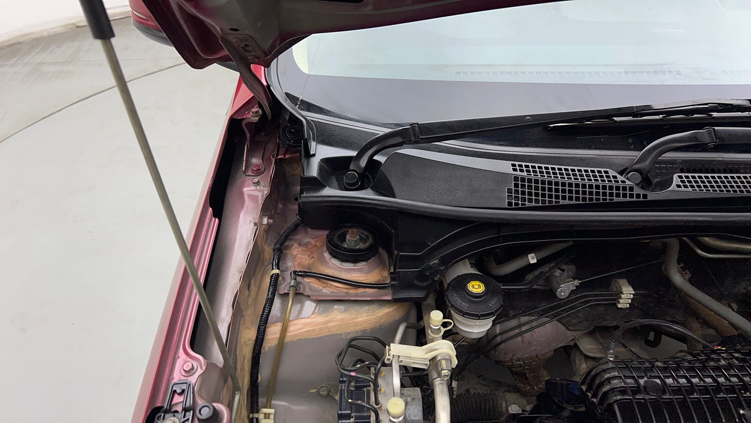 Used 2020 Honda Amaze 1.2 V MT Petrol Petrol Manual engine ENGINE RIGHT SIDE HINGE & APRON VIEW