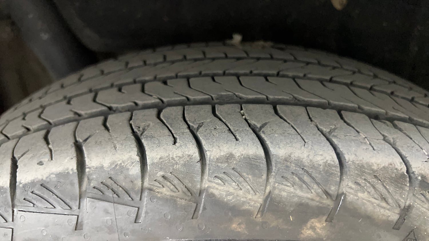 Used 2023 Toyota Innova Hycross VX Hybrid 8 STR Hybrid Automatic tyres RIGHT REAR TYRE TREAD VIEW