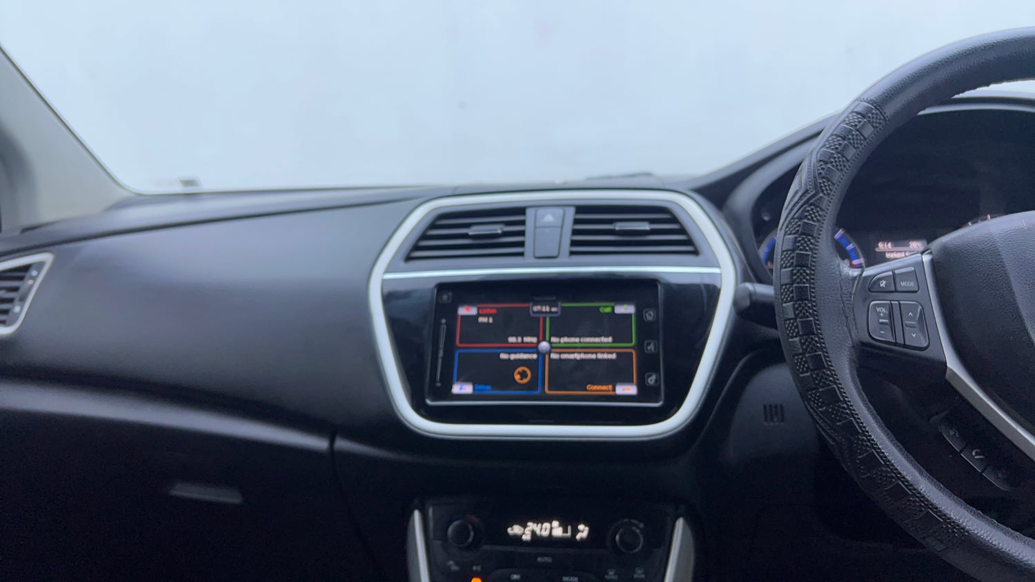Used 2015 Maruti Suzuki S-Cross Alpha 1.6 Diesel Manual interior MUSIC SYSTEM & AC CONTROL VIEW