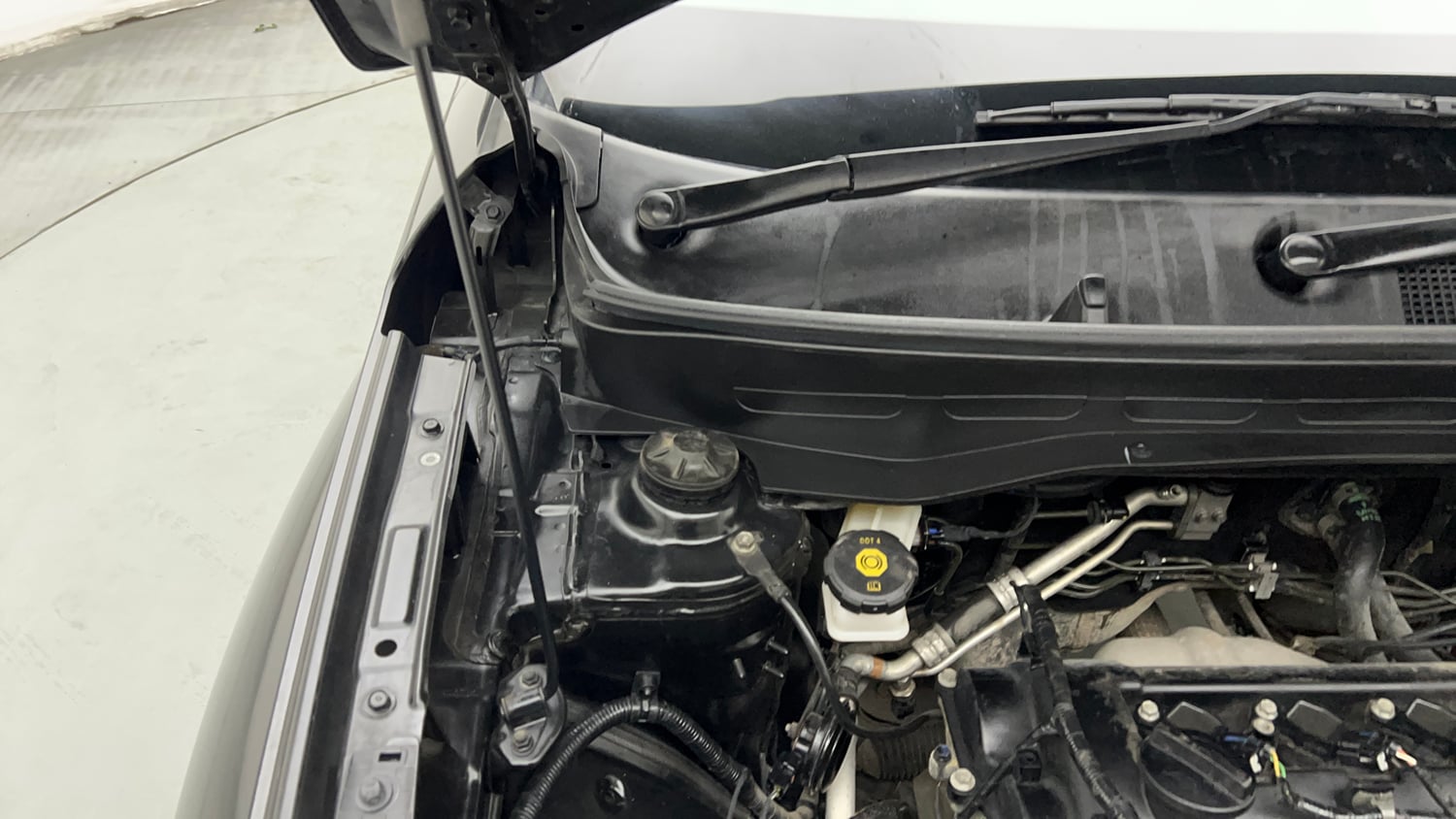 Used 2022 Hyundai Venue SX 1.2 Petrol Petrol Manual engine ENGINE RIGHT SIDE HINGE & APRON VIEW