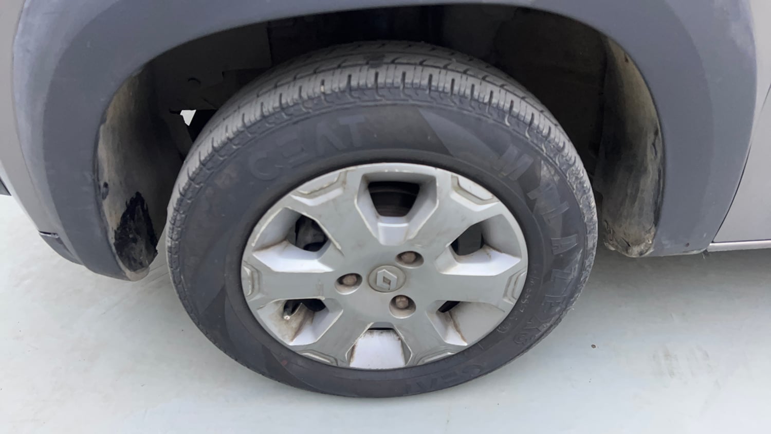 Used 2017 Renault Kwid 1.0 RXT AMT Petrol Automatic tyres LEFT FRONT TYRE RIM VIEW