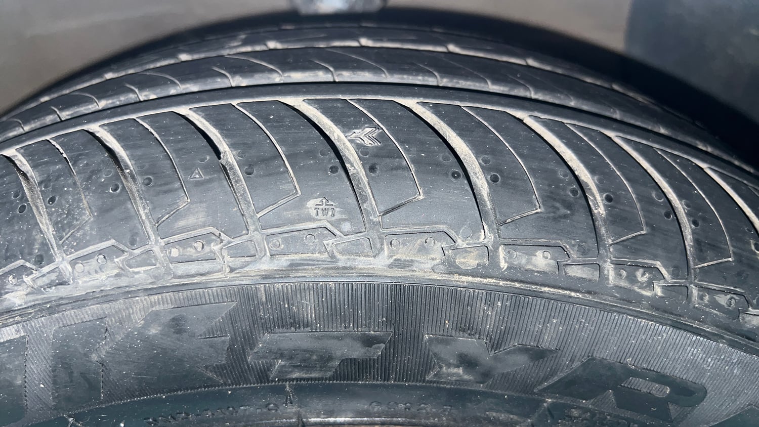 Used 2023 Hyundai Aura S 1.2 CNG Cng Manual tyres RIGHT FRONT TYRE TREAD VIEW