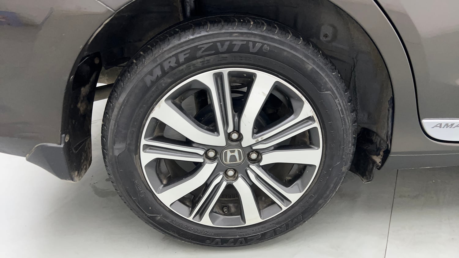 Used 2023 Honda Amaze VX 1.2 Petrol CVT Petrol Automatic tyres RIGHT REAR TYRE RIM VIEW