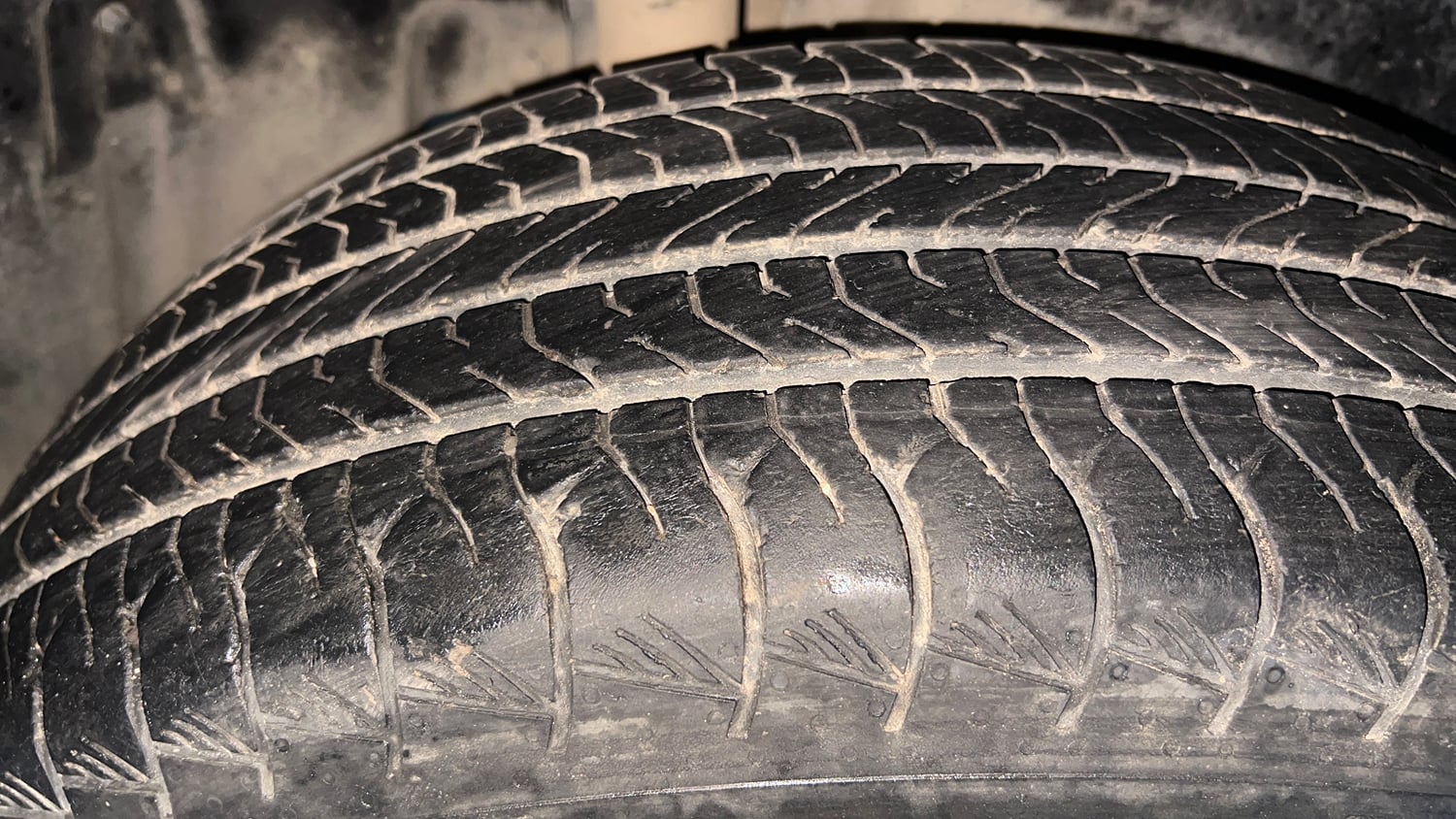 Used 2023 Maruti Suzuki Grand Vitara Alpha Smart Hybrid AT Petrol Automatic tyres RIGHT REAR TYRE TREAD VIEW