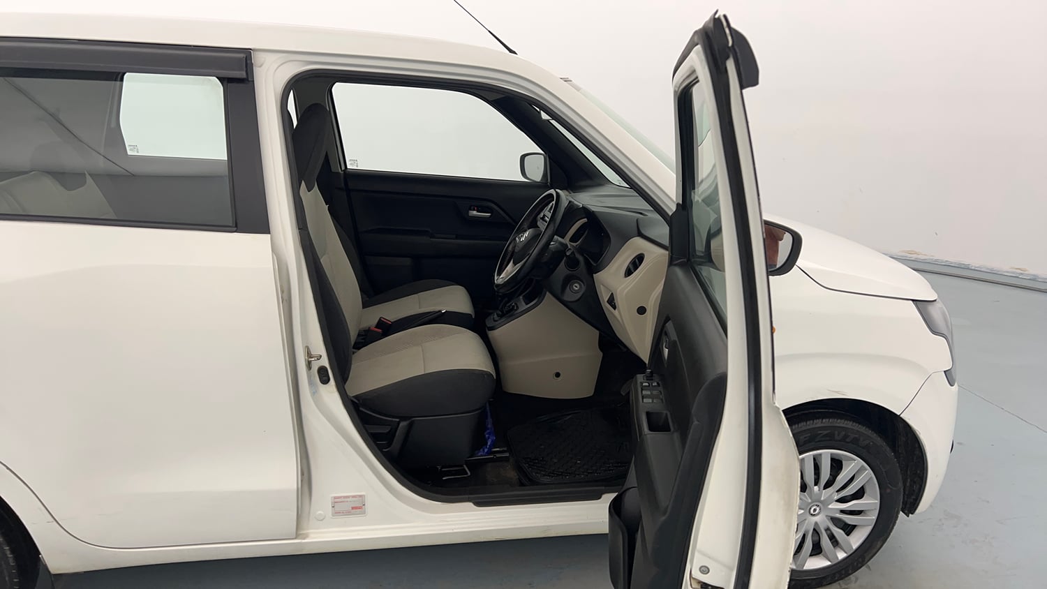 Used 2022 Maruti Suzuki Wagon R ZXI 1.2 Petrol Manual interior RIGHT SIDE FRONT DOOR CABIN VIEW