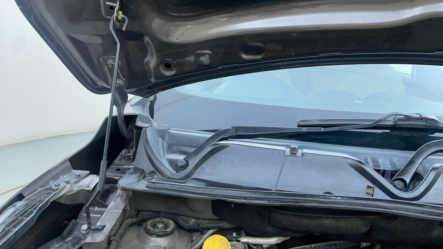 Used 2021 Nissan Magnite XL Turbo CVT Petrol Automatic engine ENGINE RIGHT SIDE HINGE & APRON VIEW