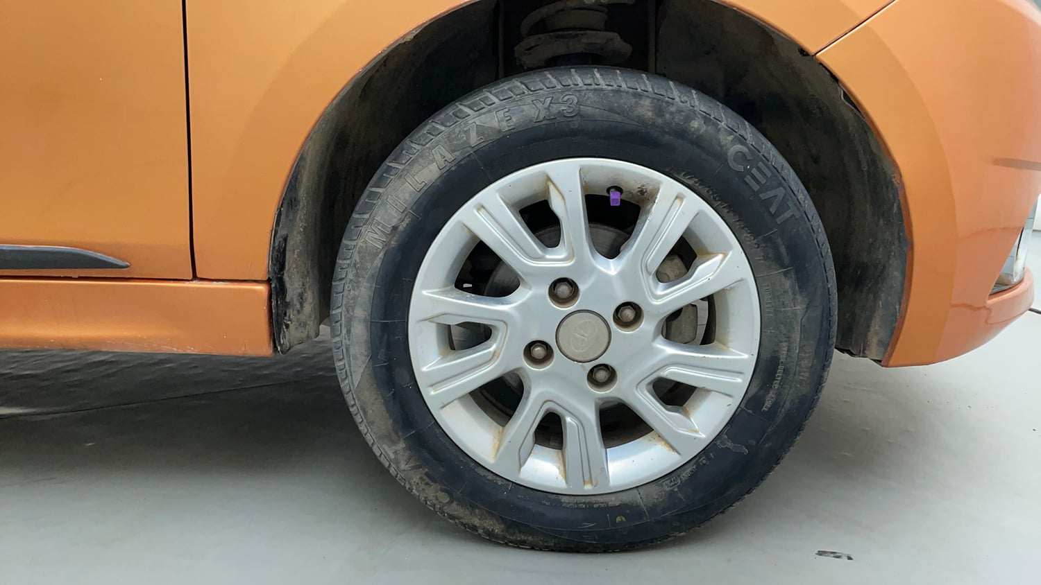 Used 2018 Tata Tiago Revotron XZ Petrol Manual tyres RIGHT FRONT TYRE RIM VIEW