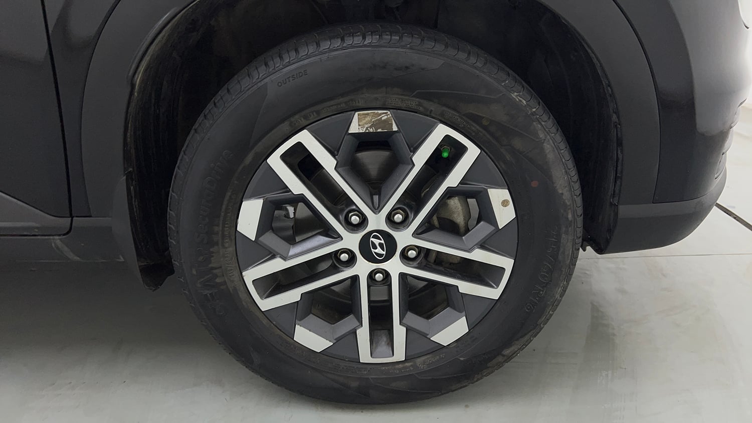 Used 2022 Hyundai Venue SX 1.2 Petrol Petrol Manual tyres RIGHT FRONT TYRE RIM VIEW