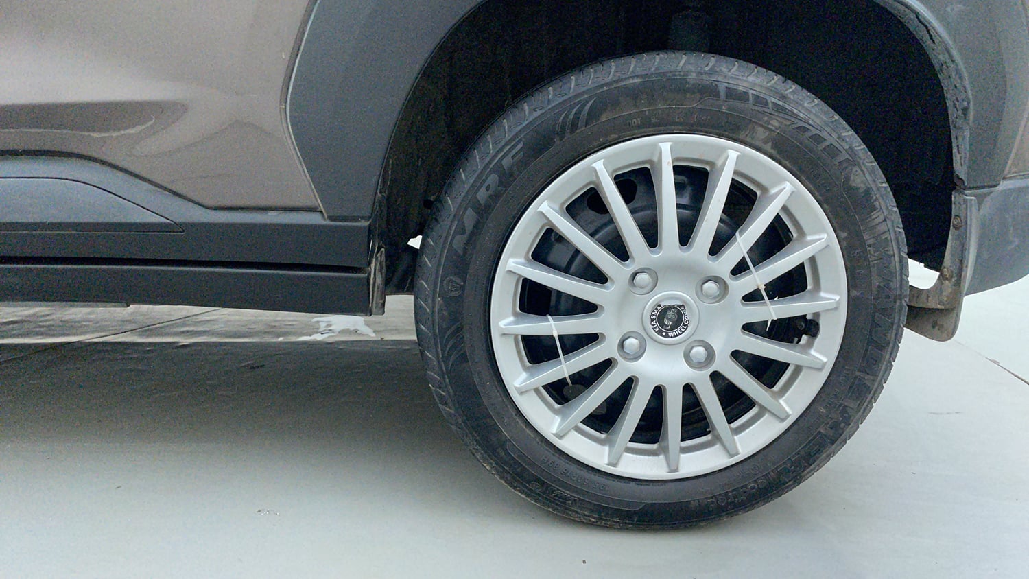 Used 2021 Nissan Magnite XL Turbo CVT Petrol Automatic tyres LEFT REAR TYRE RIM VIEW