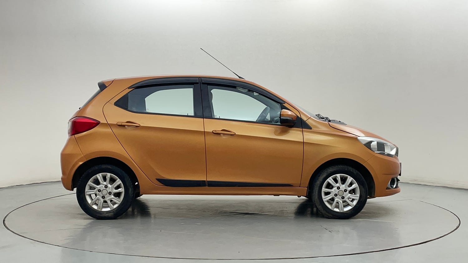 Used 2018 Tata Tiago Revotron XZ Petrol Manual exterior RIGHT SIDE VIEW