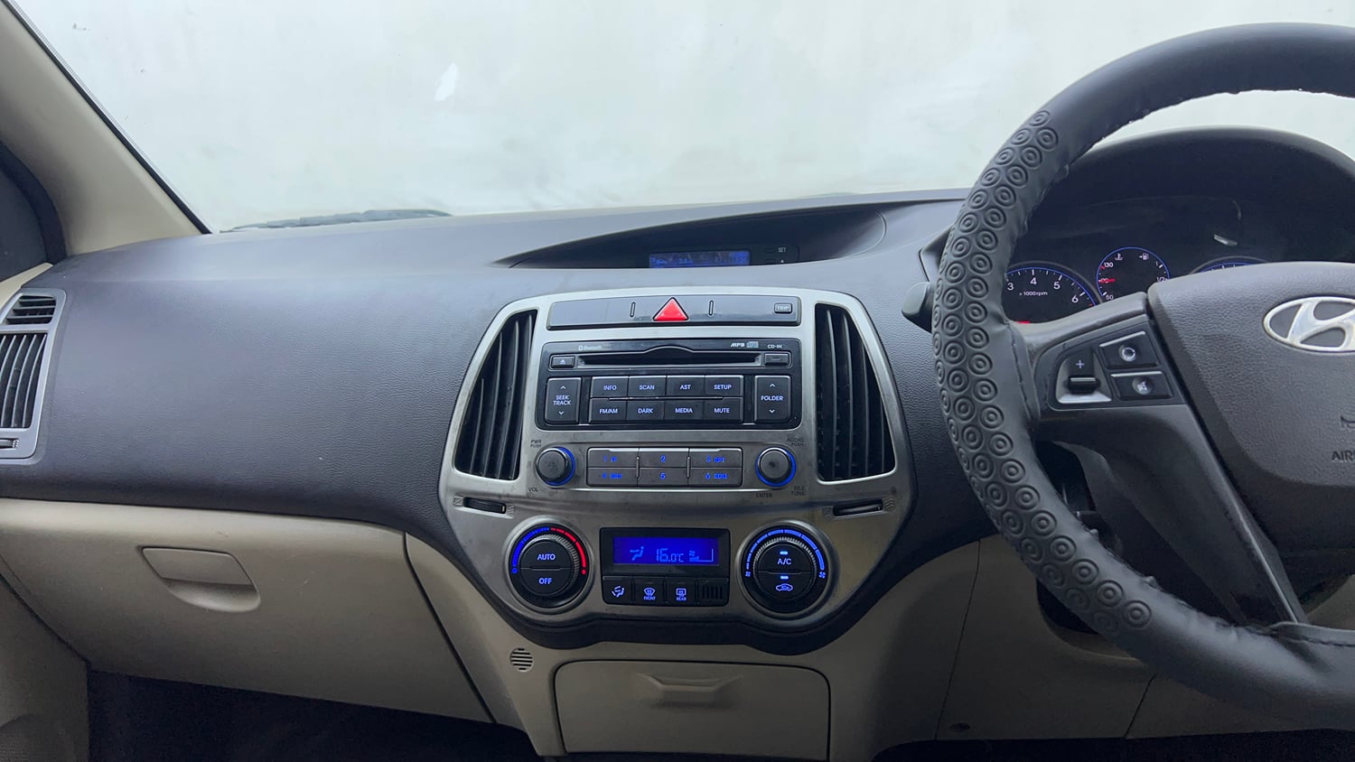 Used 2013 Hyundai i20 Sportz 1.2 Petrol Manual interior MUSIC SYSTEM & AC CONTROL VIEW