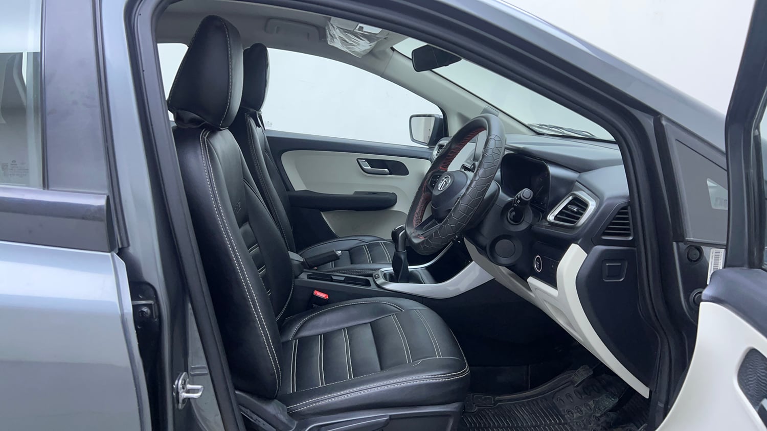 Used 2021 Tata Altroz XZ Petrol Petrol Manual interior RIGHT SIDE FRONT DOOR CABIN VIEW